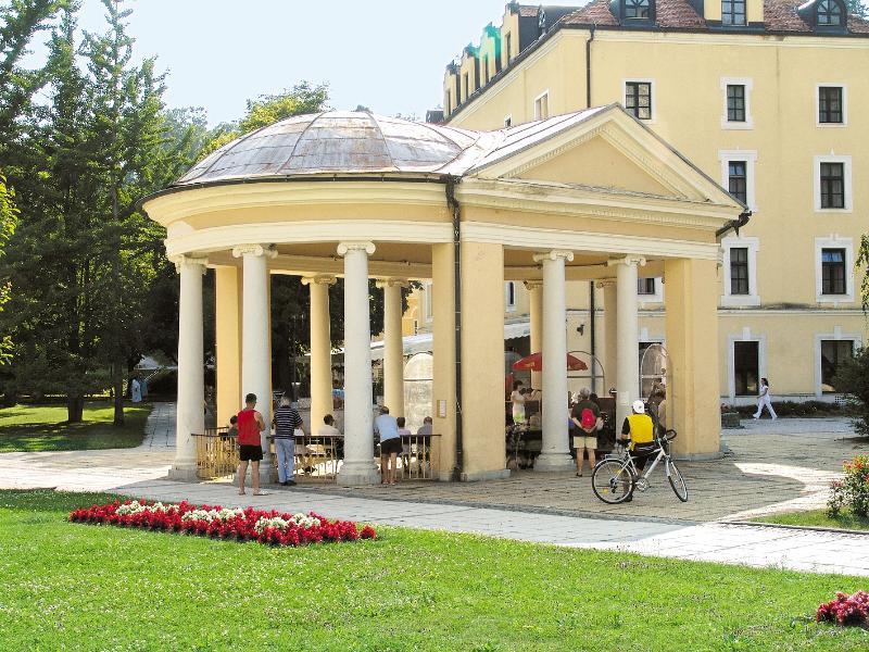 Hotel Zagreb - Health & Beauty โรกัชกา สลาทินา ภายนอก รูปภาพ